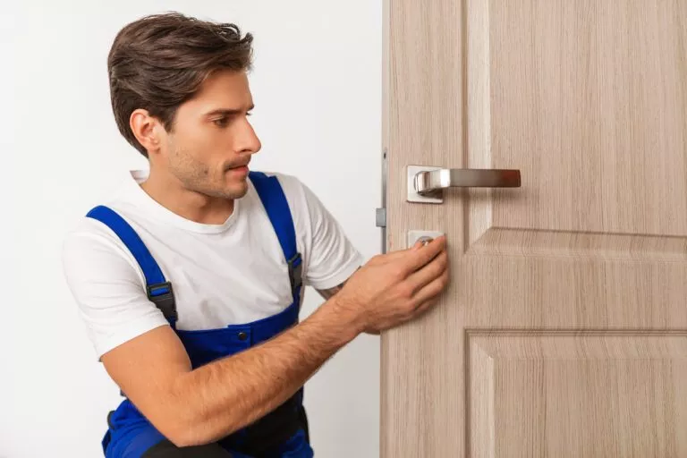 installation of a lock on the entrance door 2022 12 16 07 47 49 utc e1690716848669